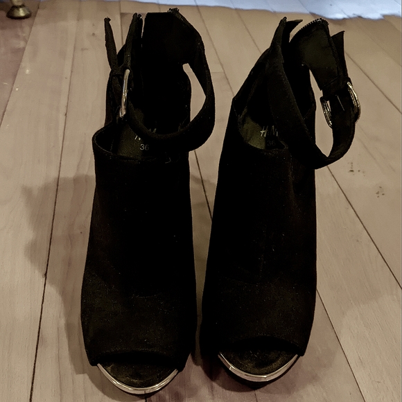 H&M Suede cut out heels - Picture 2 of 2